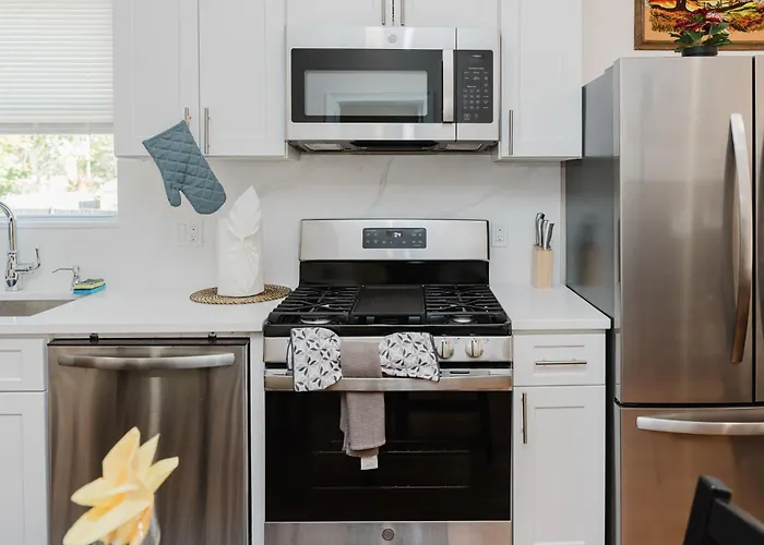 Large 3Br & 2Ba Milton Apt W Free Parking, Balcony, Tv, Ac 141